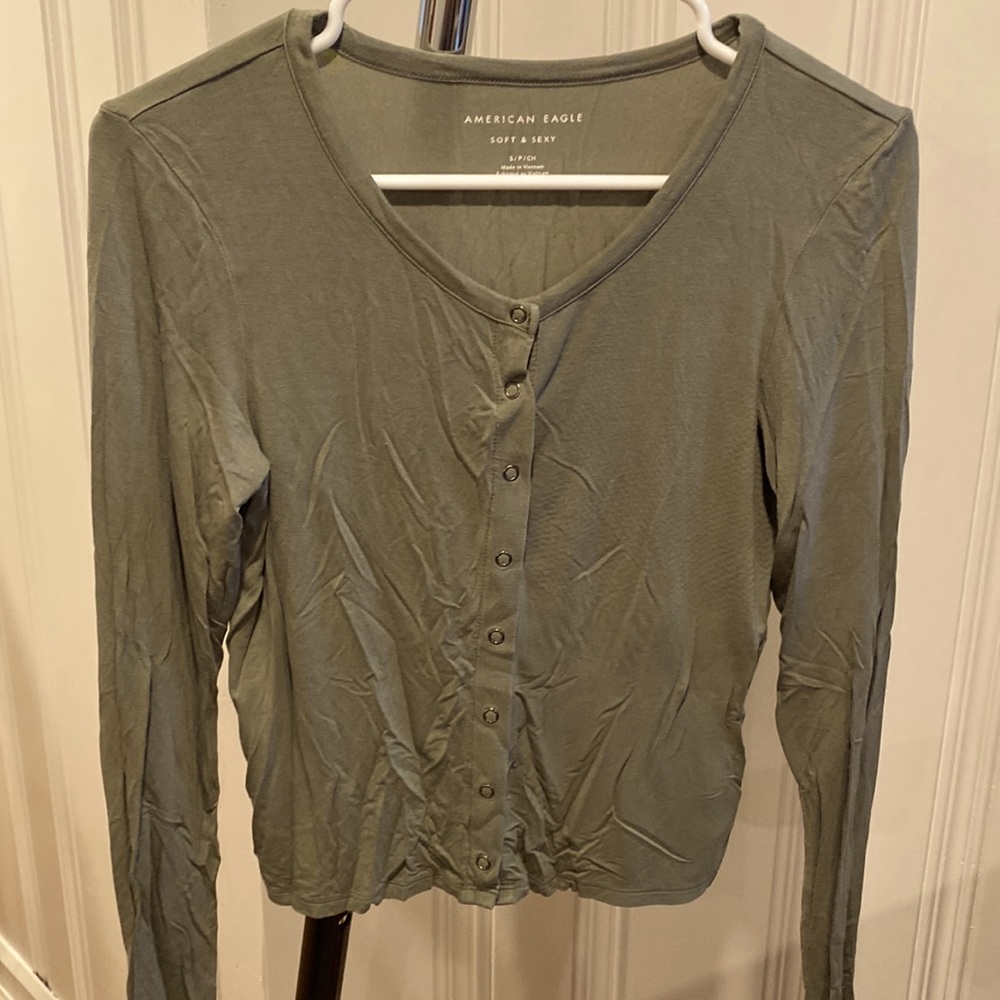 Women’s American Eagle cropped top.